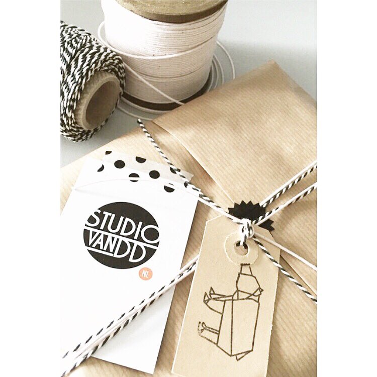 GIVEAWAY TIME! Bijna #Kerst; tijd om 'n kado [twv €37,50] weg te geven! 😜🌲Check FB/Instagram <a href="/studiovandd/">Heleen Reijns - van Donselaar</a> #studiovanddkerstpakketgiveaway