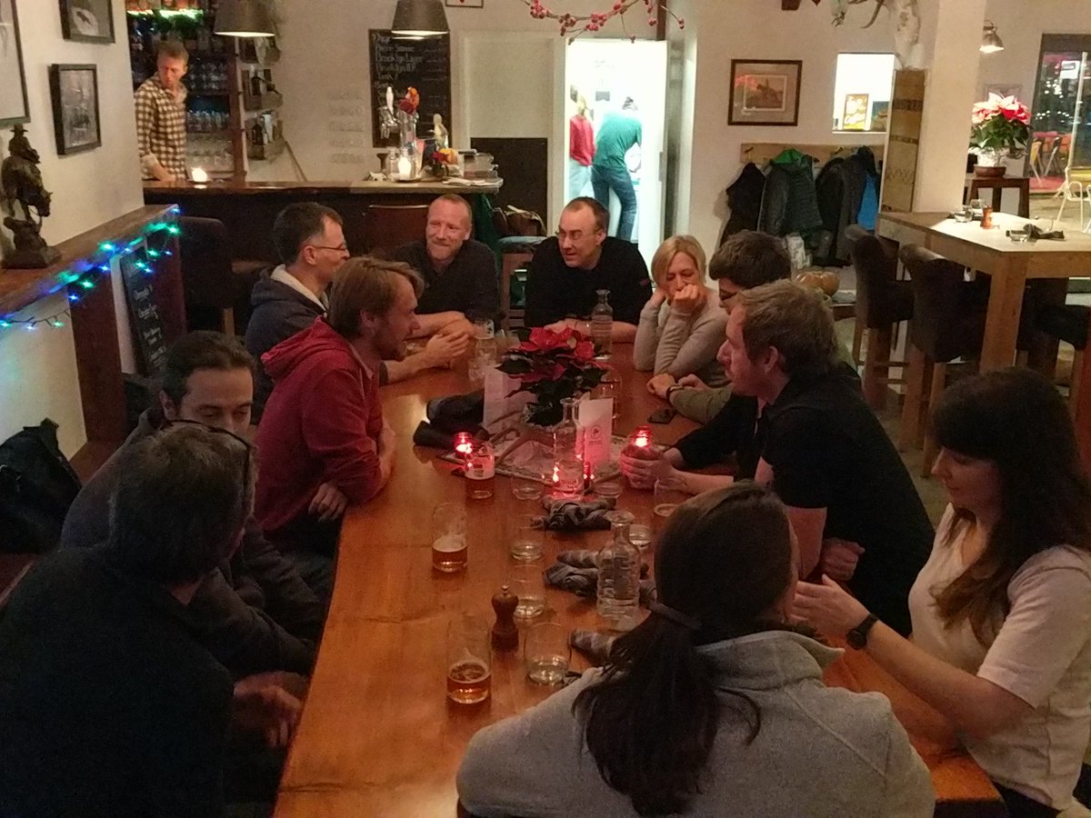 ChamGeeks's tweet image. Pre dinner drinks at @BighornBistro #chamonix  #geeks