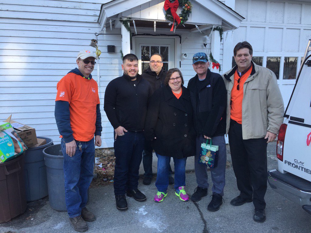 So Nash and Tewks helping out a family in need. Tons of toys and donations! <a href="/CianciFran/">Frances Cianci</a> <a href="/HomeDepot3481/">HD 3481 S Nashua NH</a>