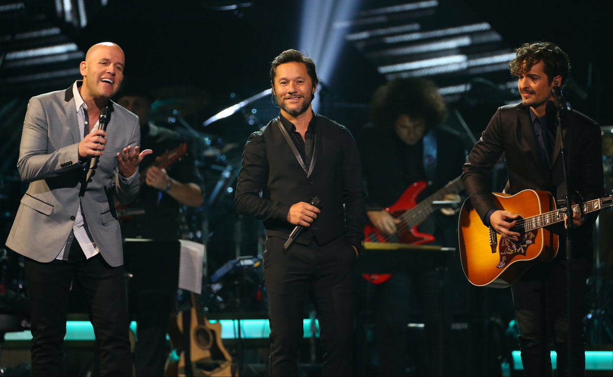LatinGRAMMYs's tweet photo. Momentos Memorables: @Tommy_Torres, @diegotorres y @gianmarcomusica 🎶Flor Pálida🎶 Persona del Año 2016 @MarcAnthony 👏👏👏 #LatinGRAMMY https://t.co/QVwQIkIXjJ