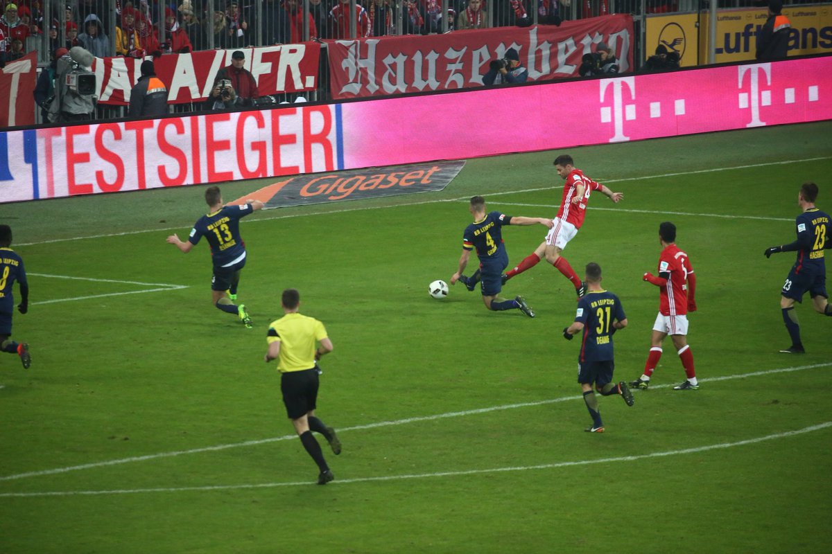 FCBayernES's tweet photo. 📸 El gol de @XabiAlonso en imágenes. #FCBRBL 2-0 https://t.co/doo5uUXxV6