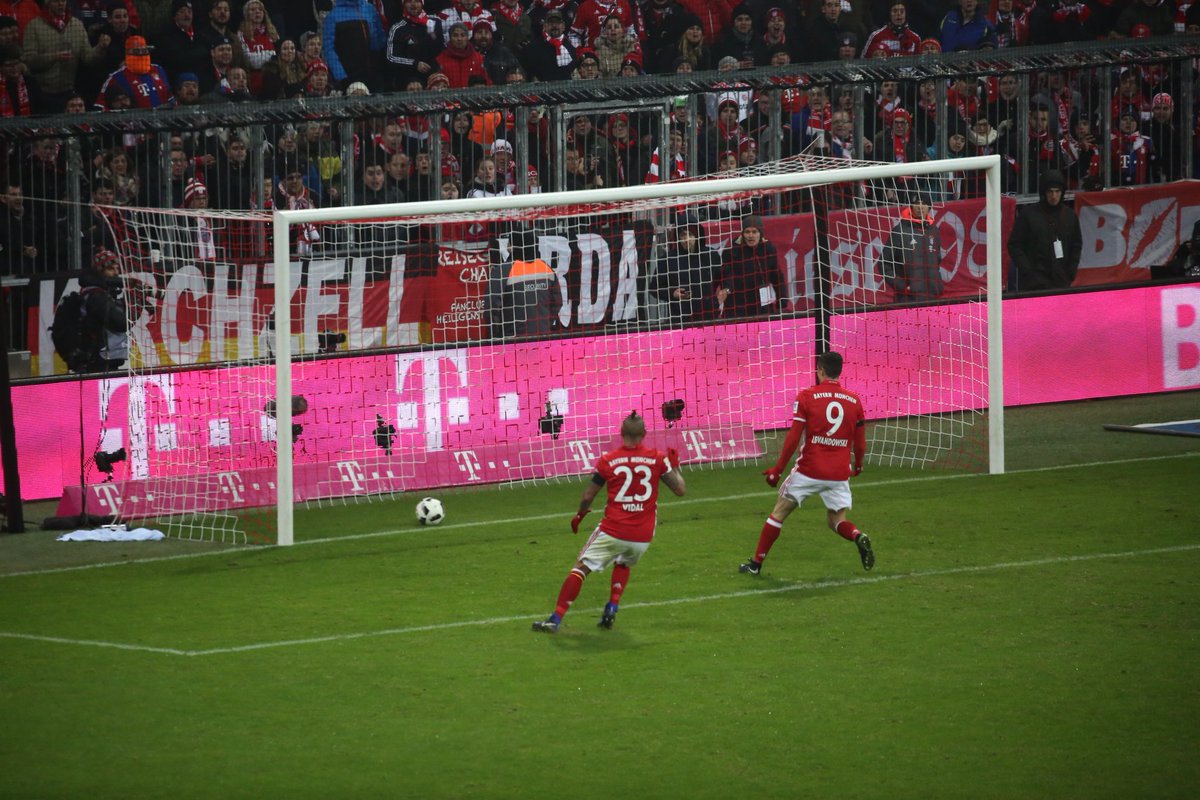 FCBayernES's tweet photo. 📸 El gol de @XabiAlonso en imágenes. #FCBRBL 2-0 https://t.co/doo5uUXxV6