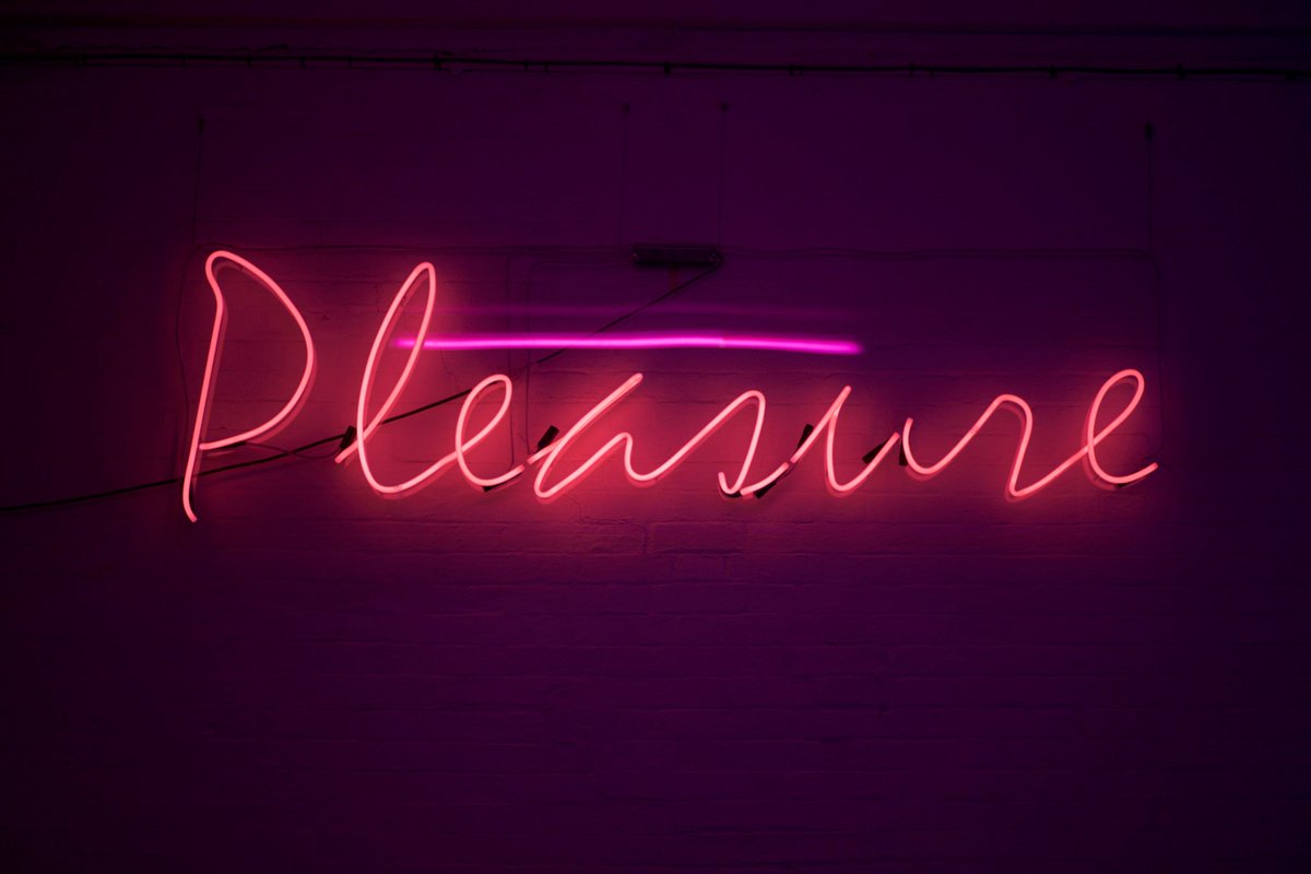 We're off to have sweet dreams of <a href="/CheeseTruckLDN/">The Cheese Truck</a> sandwiches, <a href="/LeBunUK/">Le Bun</a> burgers, @rainbofood gyozas &amp; @PopdogsLondon hot dogs... #PopInPigOut