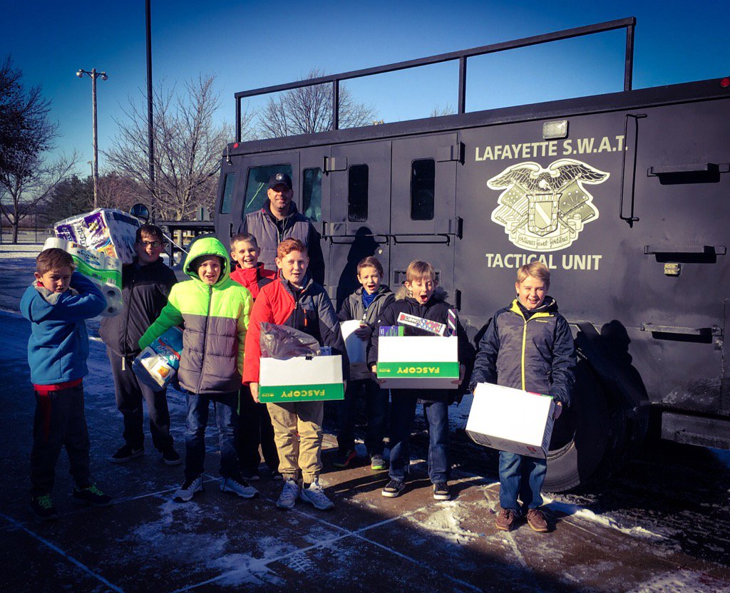 Officer Brandon Withers picked up gifts from students at Cole Elementary and took them to the Heartford House! 🎁👍🏻