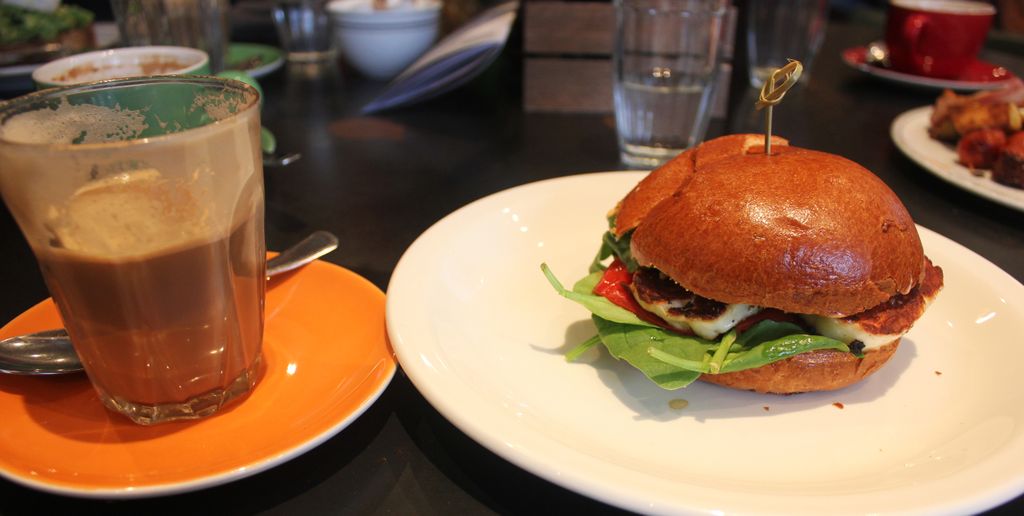 alliesvarc's tweet photo. I went to Shoreditch and ate a halloumi burger at @barberparlour and it was AWESOME 🍔 https://t.co/5p4ieAxxcQ #London #foodbloggers https://t.co/nNEMSDjb7e