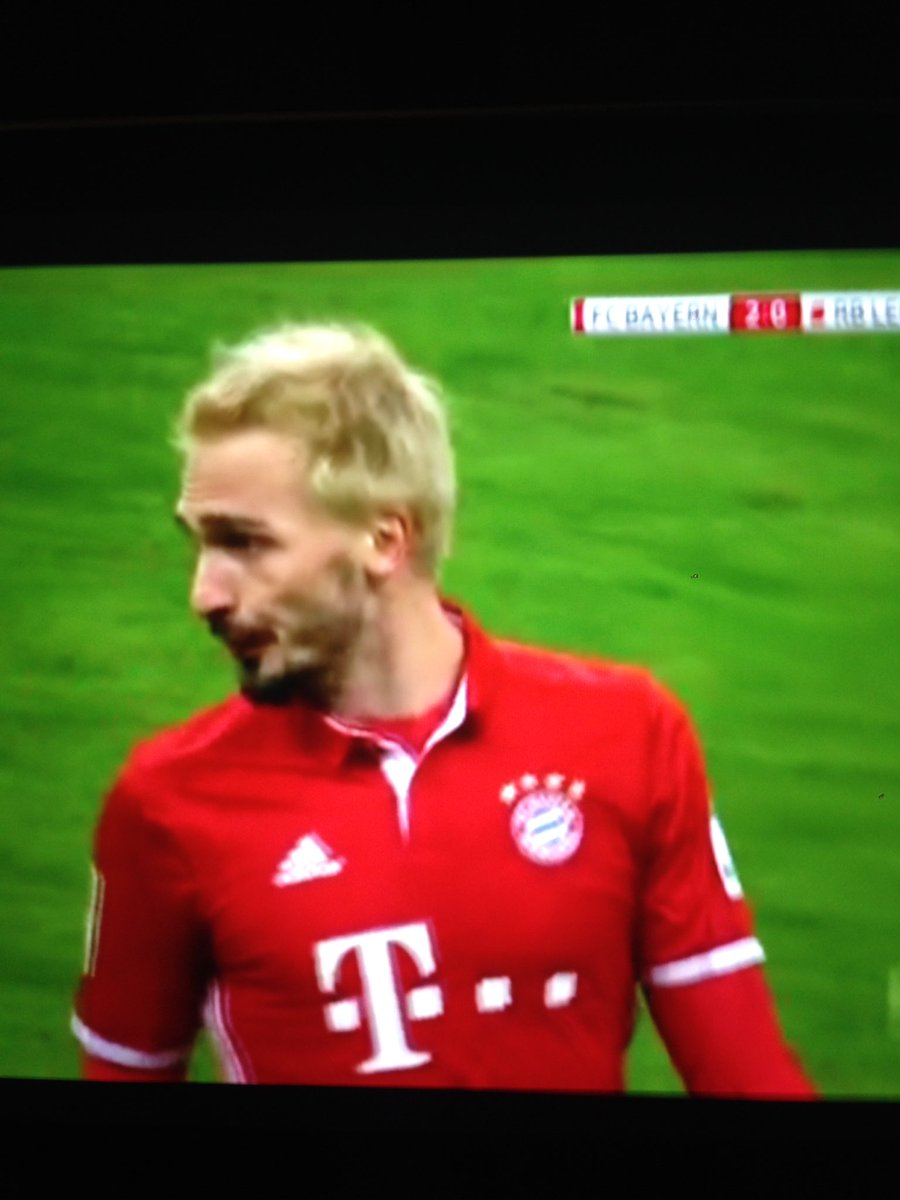VilhelmEnglund's tweet photo. Nu har alltså även Hummels, kanske en aning sent, hoppat på trenden med den blonda "Ramsey-frillan". Synd på så fina lockar. https://t.co/HHk84ArbHR