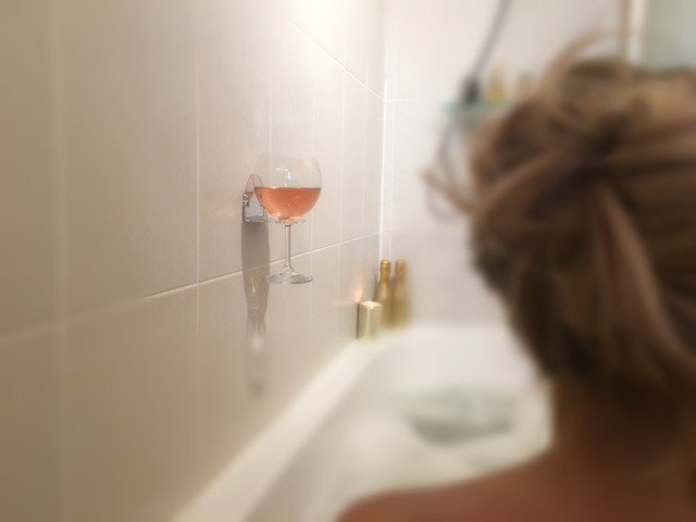 BagnoScotland's tweet photo. Forget buying smelly soaps and loofas, bathtub wine holders are all the rage for Xmas in Glasgow this year. @buddies_bubble 🛀🍷#bubblebuddies https://t.co/x1rX9rNBVu