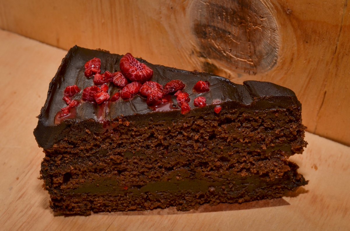 viveg's tweet image. Una de las favoritas de muchxs es esta torta de trufa frambuesas, muy rica para acompañar en esta tarde ❤ #viveg #vegan