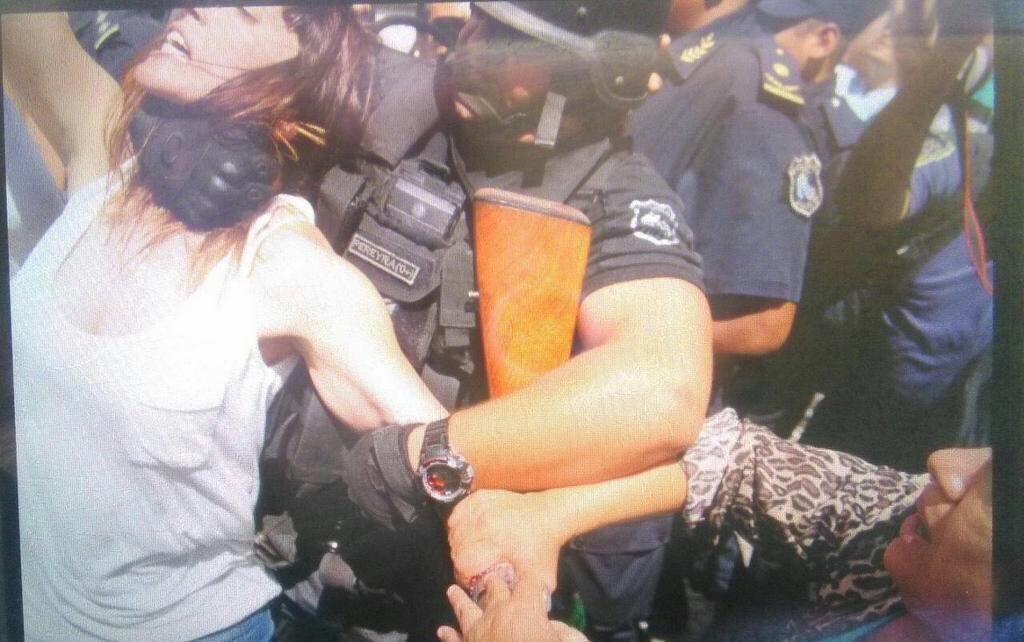 ditulliojuli's tweet photo. Miren @ONU_es @CIDH @OEA_oficial lo q pasa en Jujuy , Argentina con una Dip Nac ingresando al tribunal q enjuicia a Milagro Sala https://t.co/MEszGxVgib