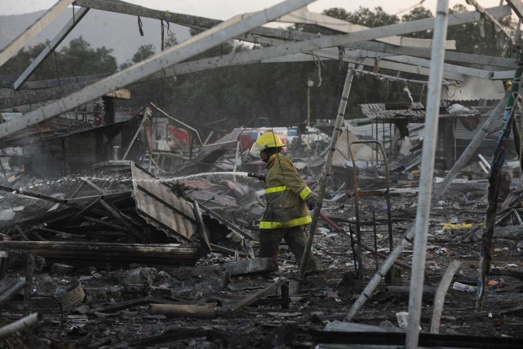 AudioYa's tweet photo. Más de 30 muertos, 12 desaparecidos y 72 heridos de gravedad tras la explosión de ayer en el mercado de pirotecnia en #Tultepec #México https://t.co/lerN776yYC