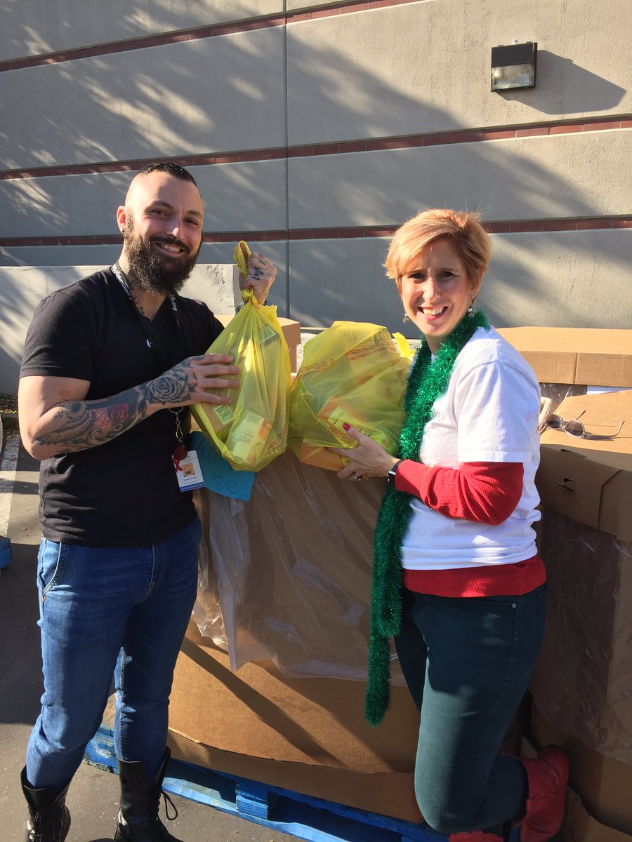 FitFoodFun's tweet image. Thank you @SacFoodBank! #CaresCommunityHealth 's Holiday Food Distribution is going great!