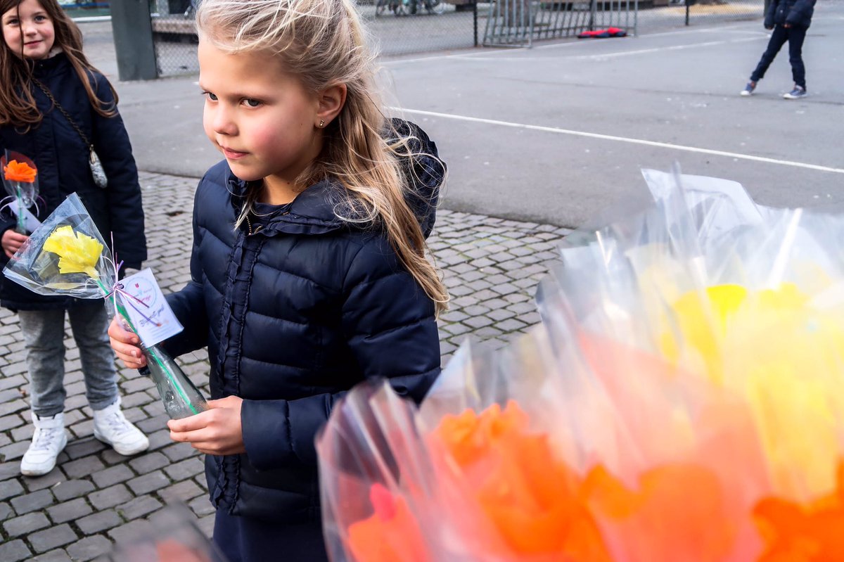 Tina en Ella verkochten vandaag Blijmpjes -bloempjes die blij maken- met ons <a href="/BrittMarsenille/">Tanya Longman</a> t.v.v. vzw Beyond The Moon #dewarmsteweek