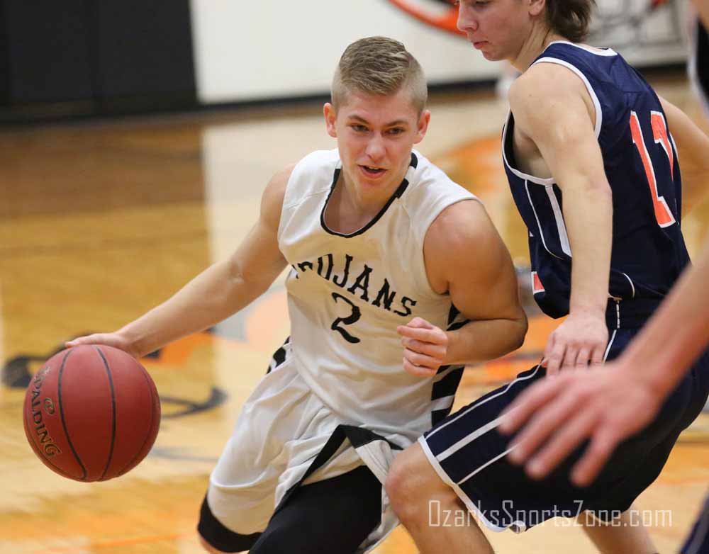 OzarksOzone's tweet photo. PHOTOS: Walnut Grove Boys Tournament - Sparta 65, Lighthouse 41. Logan Rutherford netted 20 for Sparta - https://t.co/aHhQ3LIV1V https://t.co/xznevPWhqk