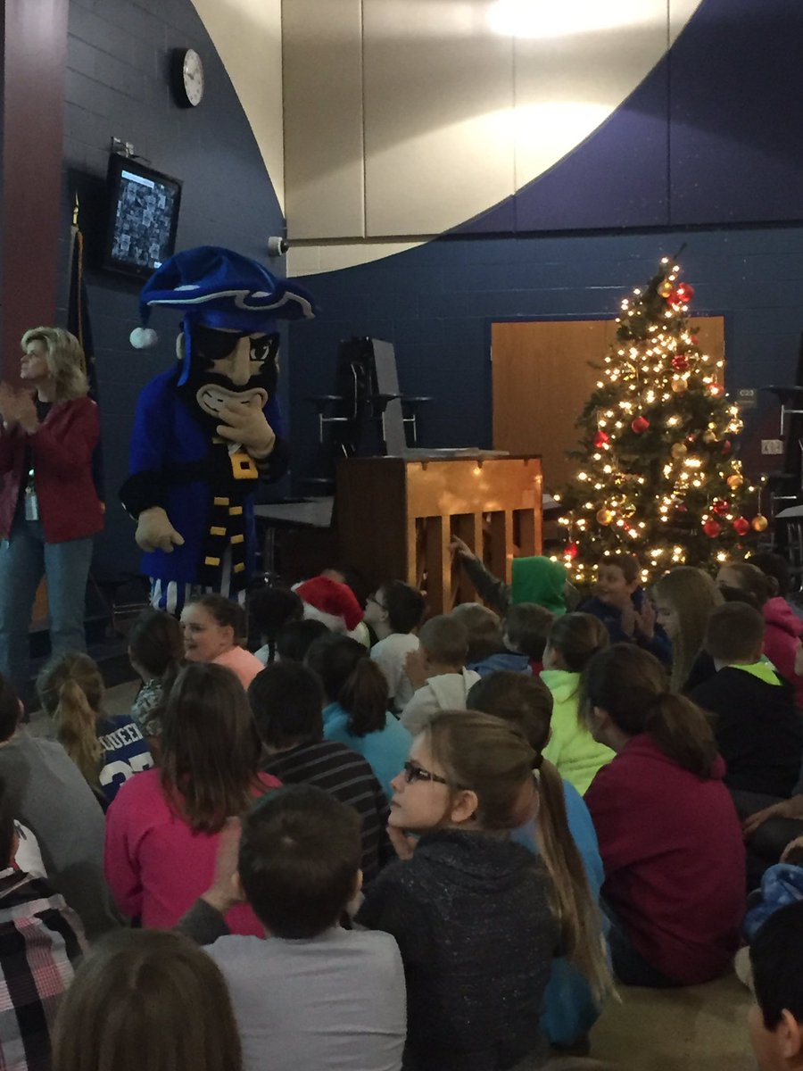 gesMrsObermeyer's tweet photo. A lot of holiday fun on the last day before break! Thanks to all who made it possible. 🎄❤️ #GESPIRATES https://t.co/P2KshCS9lR