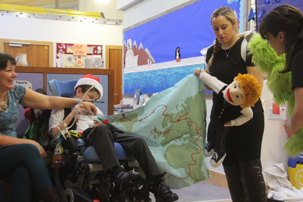 xmasforkids's tweet image. Awesome day! Here&apos;s Team Harry in action @ChaileyHeritage hospice :) #puppetpower #C4K2016