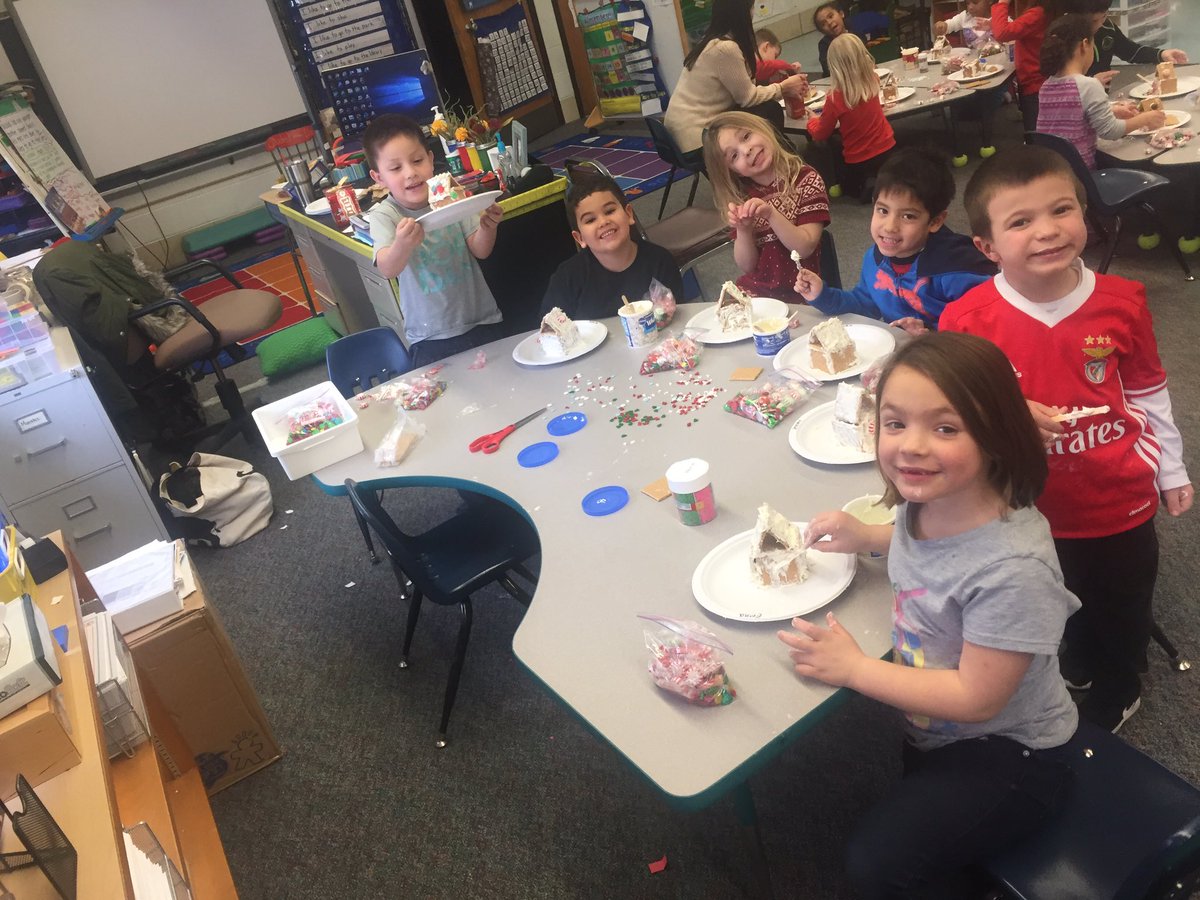 rm2kindergarten's tweet image. Gingerbread houses!!! Thank you to all parents that sent in supplies or came to help out! We had a blast!