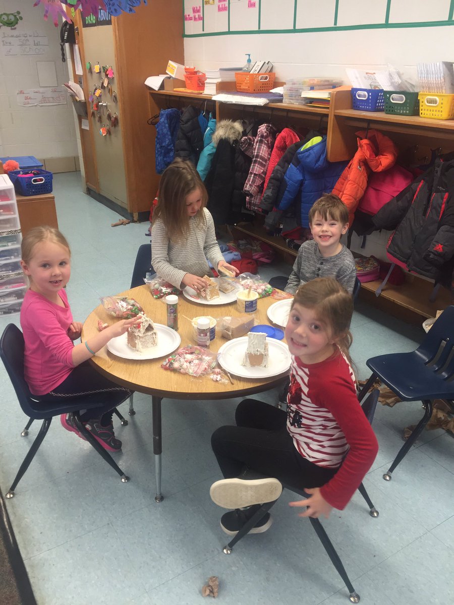 rm2kindergarten's tweet image. Gingerbread houses!!! Thank you to all parents that sent in supplies or came to help out! We had a blast!