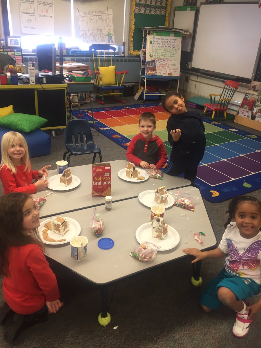 rm2kindergarten's tweet image. Gingerbread houses!!! Thank you to all parents that sent in supplies or came to help out! We had a blast!