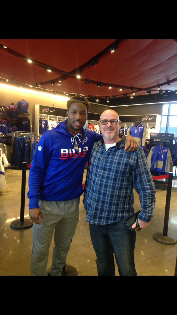 realmccoy6949's tweet photo. @KevonSeymour thank you for the hats, my daughters will love them. #BillsMafia #bills https://t.co/MbYJee5dSP