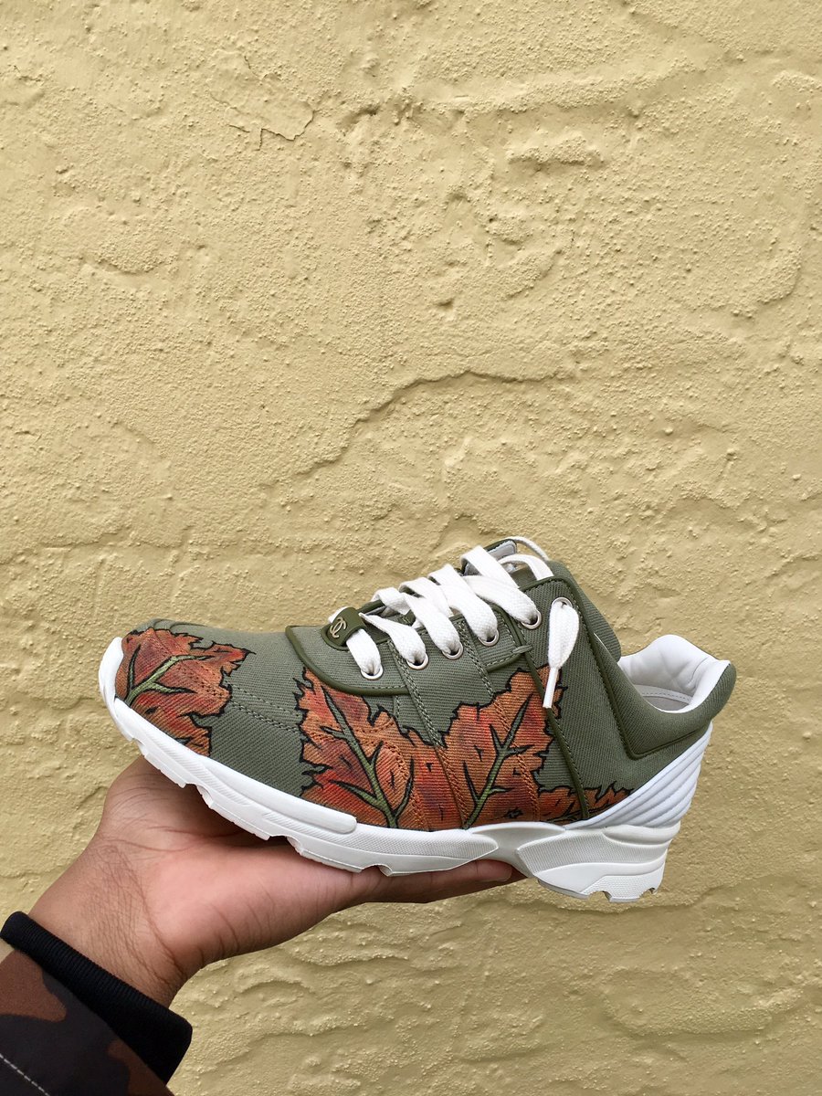jaytremble_'s tweet photo. I give Chanel out like a hug 🍁 #nvrfall https://t.co/ls7yqs5oEW