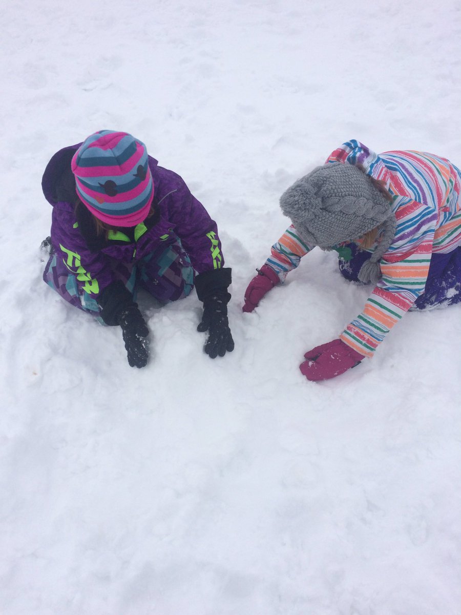 jenferg4's tweet photo. Gr. 1 FI students working together to try and build a snow sculpture that measure 20cubes high #NortheasternES #RainbowDSB #frimm https://t.co/7DELQeu6nF