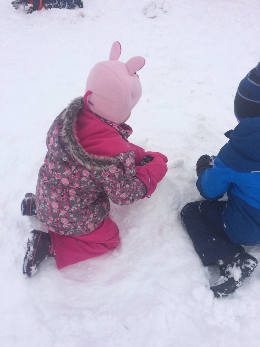 jenferg4's tweet photo. Gr. 1 FI students working together to try and build a snow sculpture that measure 20cubes high #NortheasternES #RainbowDSB #frimm https://t.co/7DELQeu6nF
