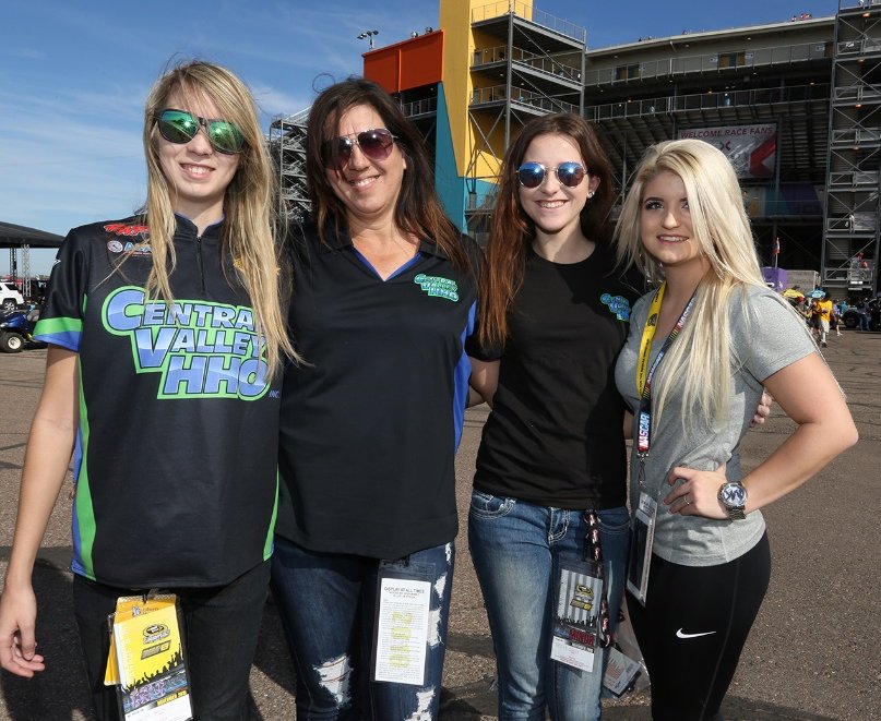 Pack your bags for Spring Break @PhoenixRaceway! 😎 Get your @CampingWorld 500 NASCAR ticket for only $20.17. >> bit.ly/2h30KAP