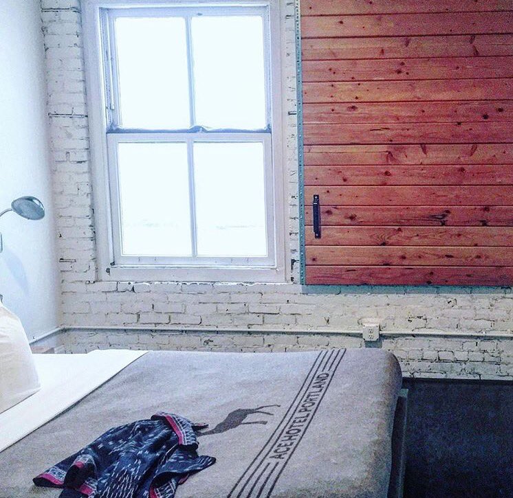 SameThread's tweet image. Take us back to this adorable, cozy, winter-esque hotel room at The Ace Hotel in PDX ❄️ #ethicalfashion #fairtrade #decor #pdx