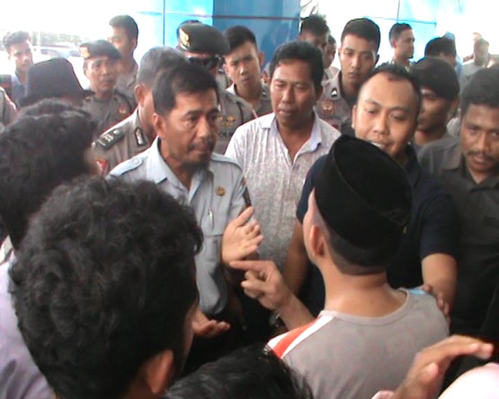 Demo di Kantor Imigrasi Kendari, WNA Yang Mengurus Dokumen Panik.