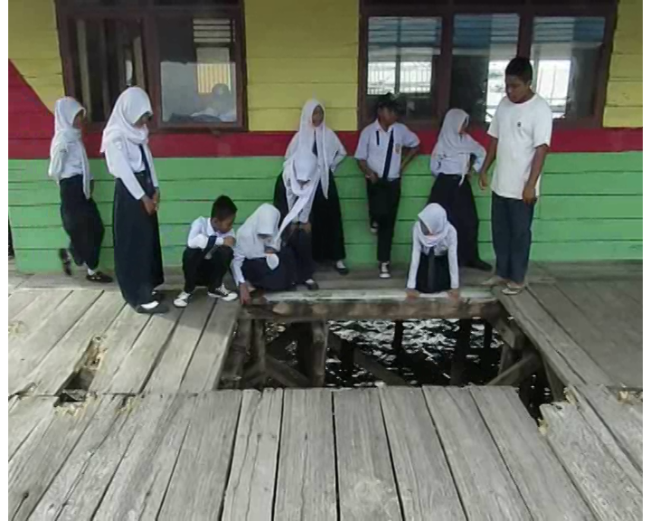 Lantai Papan SMPN Terapung Tanggetada Di Kolaka Ambruk, 5 Siswanya Tercebur Kelaut Saat PORSENI Lomba Tarik Tambang.