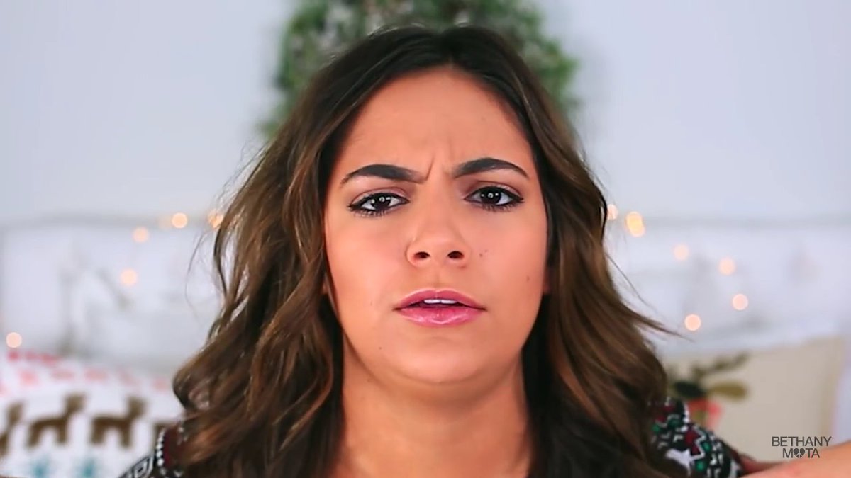 BethMotaBrasil's tweet photo. Capturas de Tela do novo vídeo da Beth mostrando sua rotina noturna do inverno! {2} https://t.co/DeDx7mTlQn