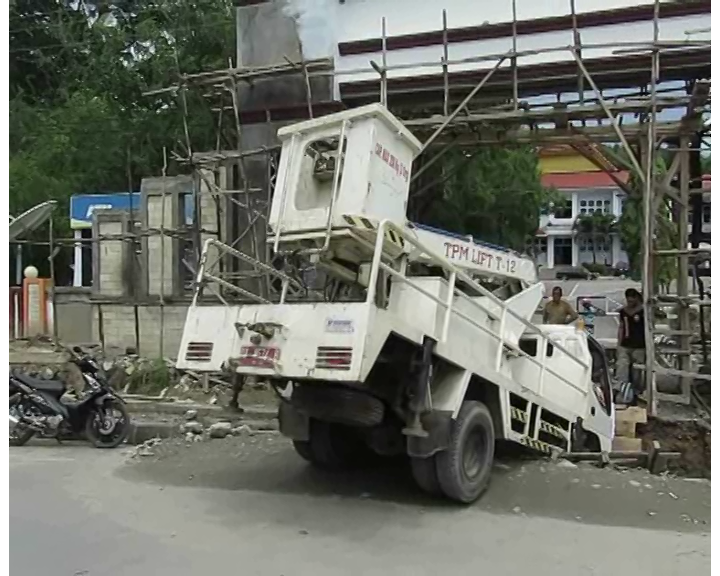 Mobil Crane Milik Distamben Kolaka Terperosok Keparit.