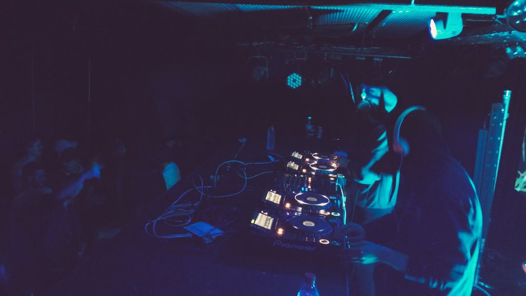 BassNTWK's tweet photo. @AHTrashMusic live from Paris ! https://t.co/hSLxaiJ7Ox