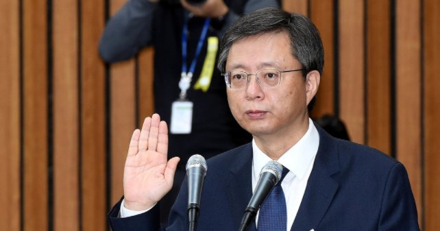 우병우 전 민정수석이 가족 소유인 경기 용인의 기흥씨씨에서 최순실씨와 골프를 함께 쳤다는 주장이 나왔다.

hani.co.kr/arti/politics/…