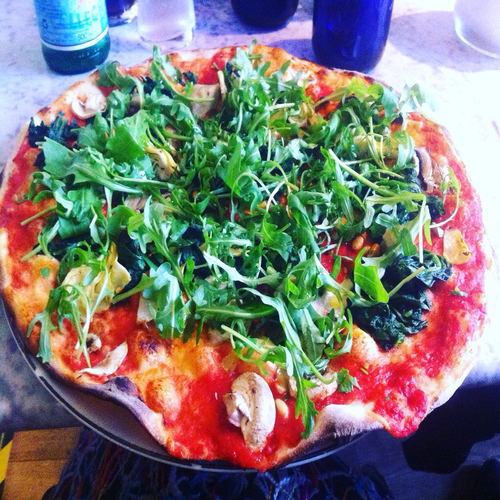 rachelbellworld's tweet image. Pizza, #vegan style! 💖😃😘 #4animals #4health #4hungry #4planet #veganeasy #youcandoittoo