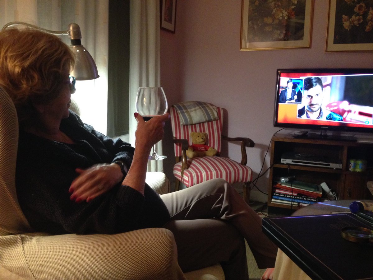 justo_cg's tweet photo. Mi tía de XX años viendo la #LaVozFinal con su copita de vino #ViveTelecinco https://t.co/c2IONIFM7V
