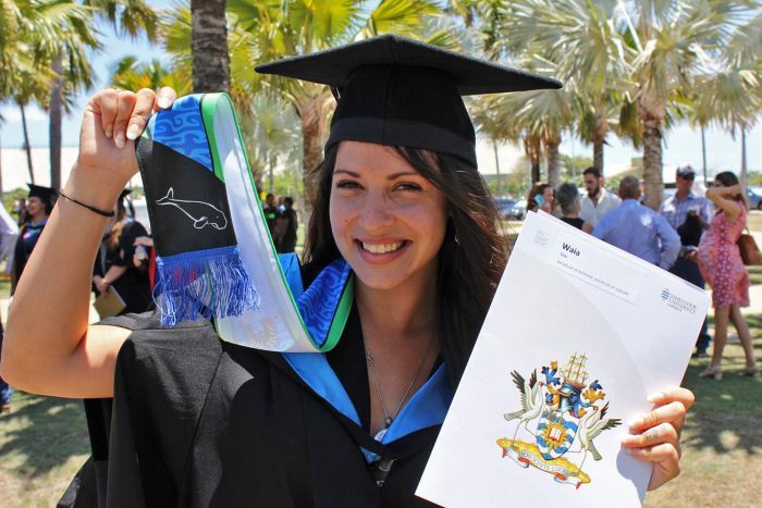 Indigenous doctors graduate, but thousands more needed abc.net.au/news/2016-12-2…
