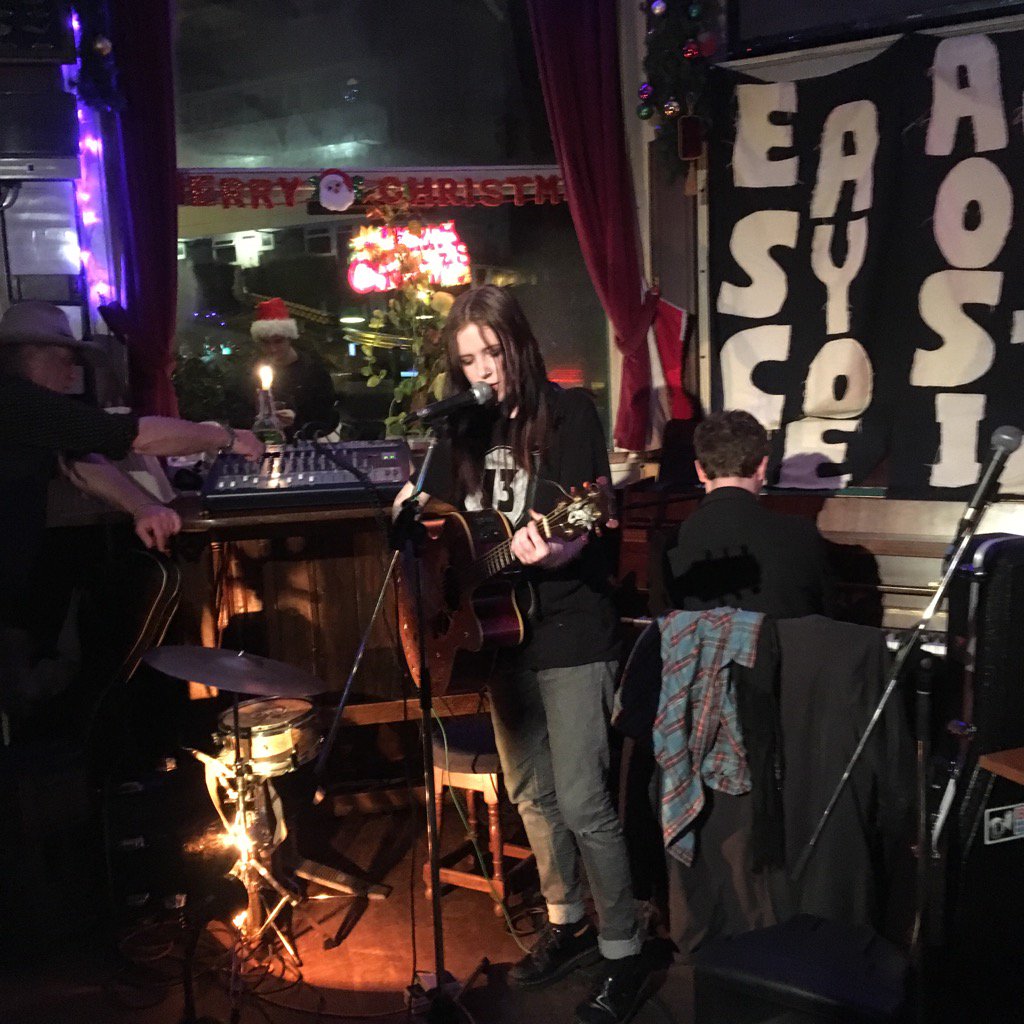 deXterBentley's tweet photo. #Easycome #Acoustic #Club #Skehans #Nunhead #Solstice #MistyMiller #AndyHankdog #StillGotItAfterAllTheseYears https://t.co/eSWUtiwZVy