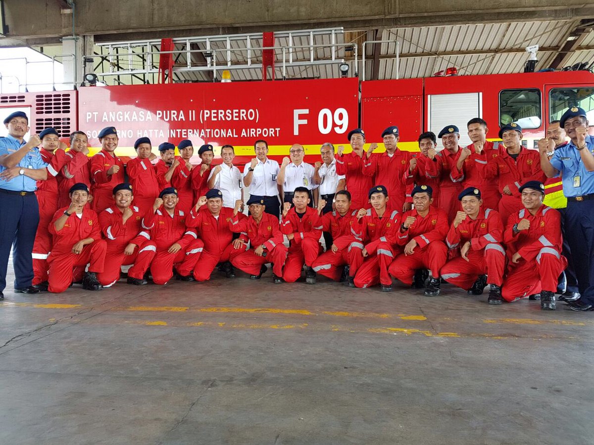 mawaluddin's tweet photo. Bersama team Rescue and Fire Fighting Services (RFFS) Bandara Soekarno Hatta....tetap siaga ! @AngkasaPura_2 @MsWakan https://t.co/roJmljI57d