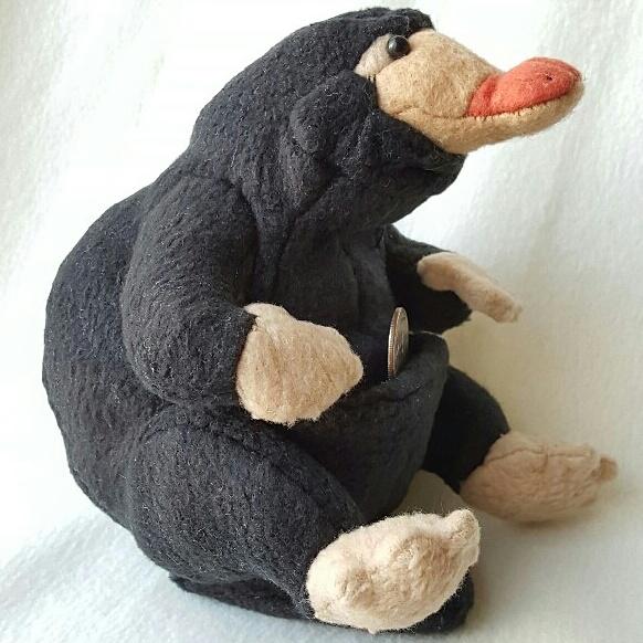 popfresco's tweet photo. Hand sewn Niffler plush with belly pocket
https://t.co/ZqGy8NyWxd 
#handmade #sewing #HARRYPOTTER #FantasticBeasts https://t.co/FQenUWcbji