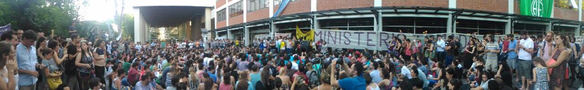 pablovommaro's tweet photo. Masiva asamblea de investigadores y científicos ahora en el MINCyT contra el recorte en CONICET https://t.co/bVuOk2gaFV