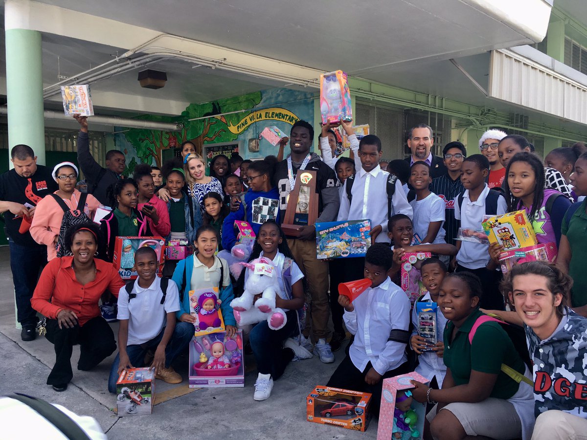 Ventsouthridge's tweet photo. Southridge class of 2017 spreading joy for the holidays #toydrive2016 π
πΎβοΈβοΈ@PineVillaRams @Southridge_SHS @MDCPS https://t.co/75e2H1qulU