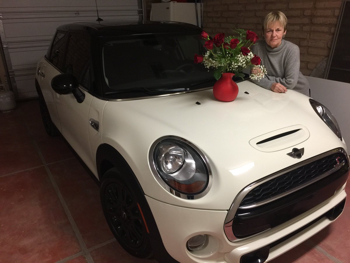 TucsonMINISvc's tweet photo. What a beautiful #picture!! Flowers is always a nice touch! Congrats to Susan Tarrence on her 2017 #minicooper 4-door hard top! https://t.co/hSKlFZztJy