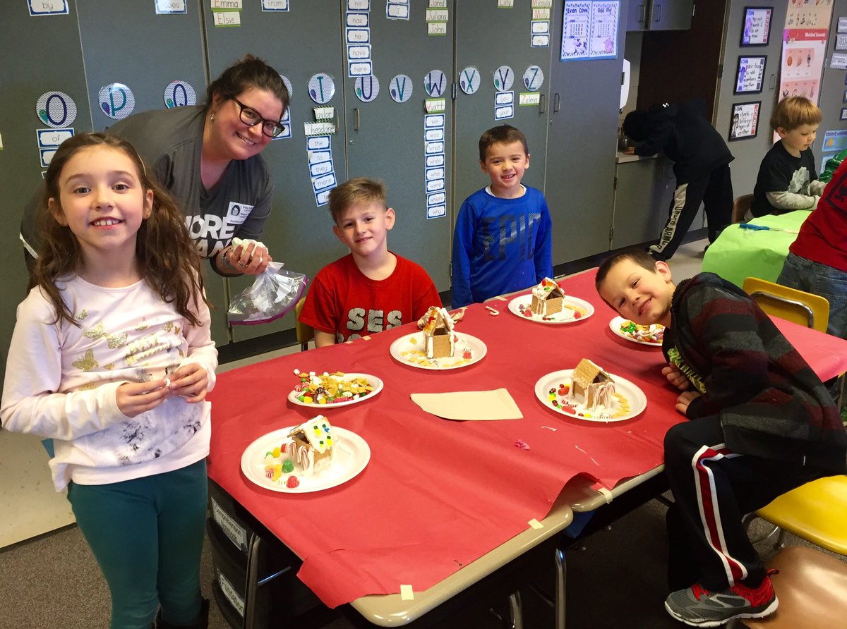 MrsPituch_SES's tweet photo. Decorating our gingerbread houses! We couldn't have done it without the help from our amazing parents/grandparents! #makingmemories #falala https://t.co/uplR2jZyxb