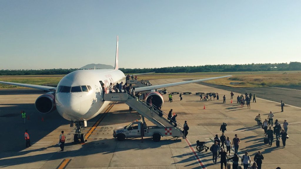 VisitIZ's tweet photo. Bienvenidos a #IxtapaZihuatanejo primer vuelo de temporada invernal de #Vancouver con @AirCanada. Lleno total! https://t.co/AATpLhmopE