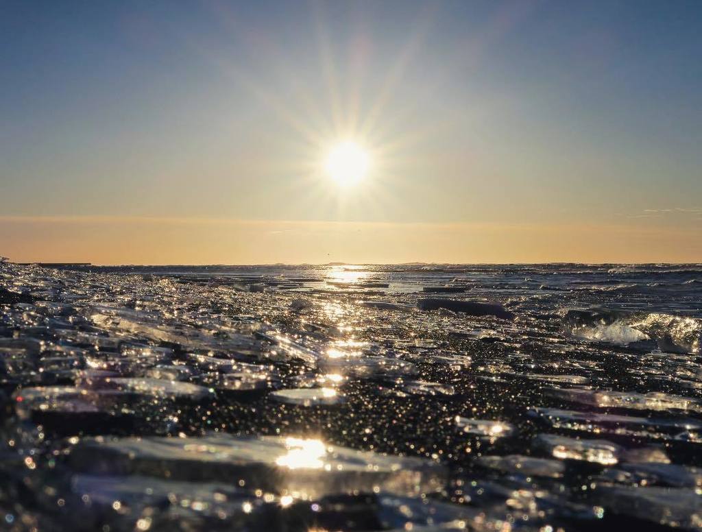 Winter Solstice ❄️ Looking forward to more daylight 🌅
.
.
.
.
.
.
#ice  #sand  #igiceland … ift.tt/2hX32Gb