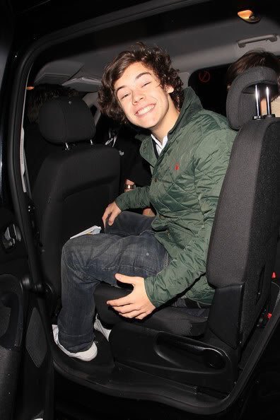 perriezandoo's tweet photo. 🌸HarryS sorrindo para vc ter uma boa noite 🌸#LittleThingsToHarry https://t.co/Un2YeDdbcy