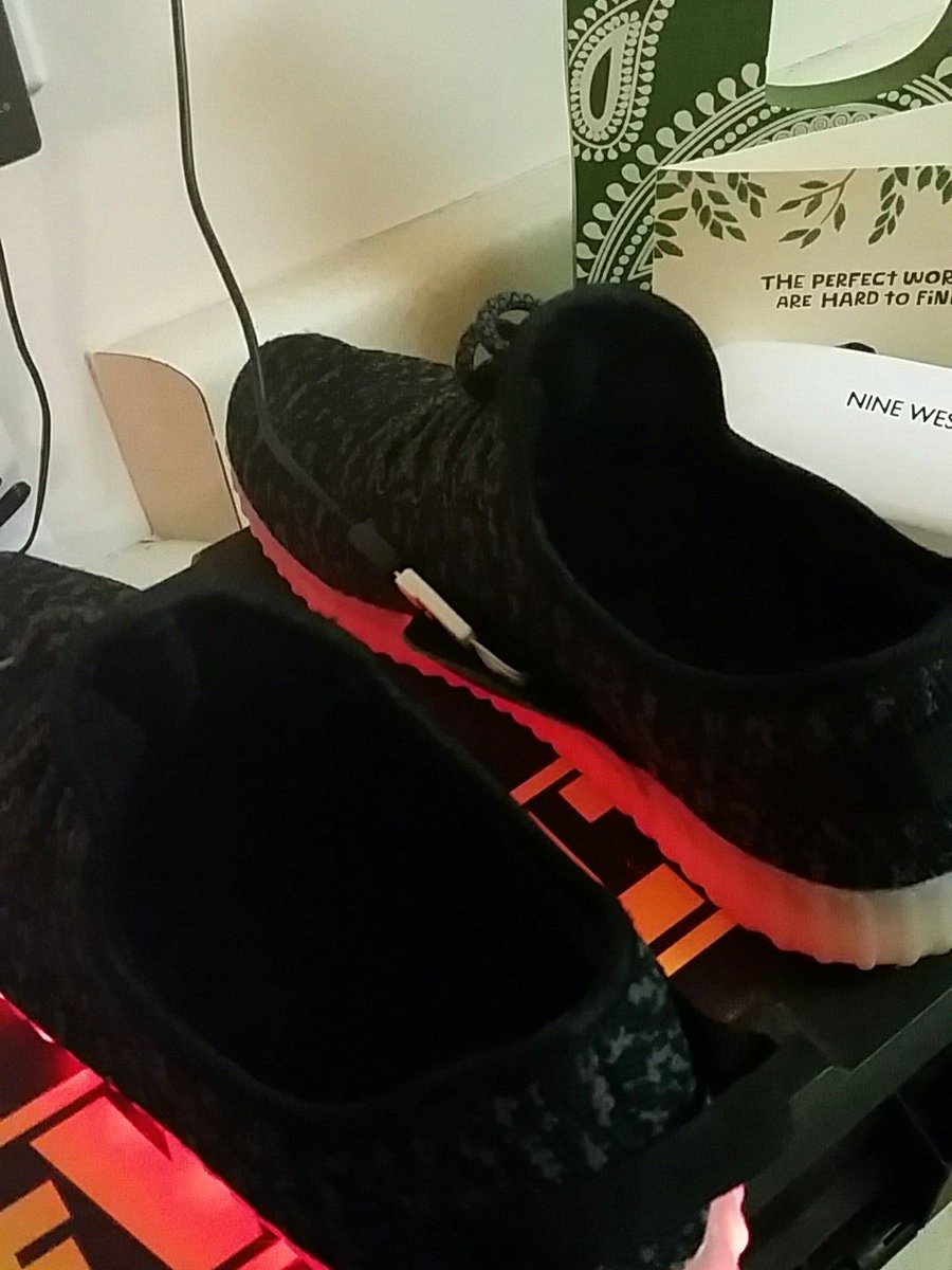 akATCfit's tweet photo. Sorry... I'm busy charging my shoes @_andreaseals_ .... #tistheseason #bookmaterial #firstworldprobs https://t.co/BGyTTuQWa3