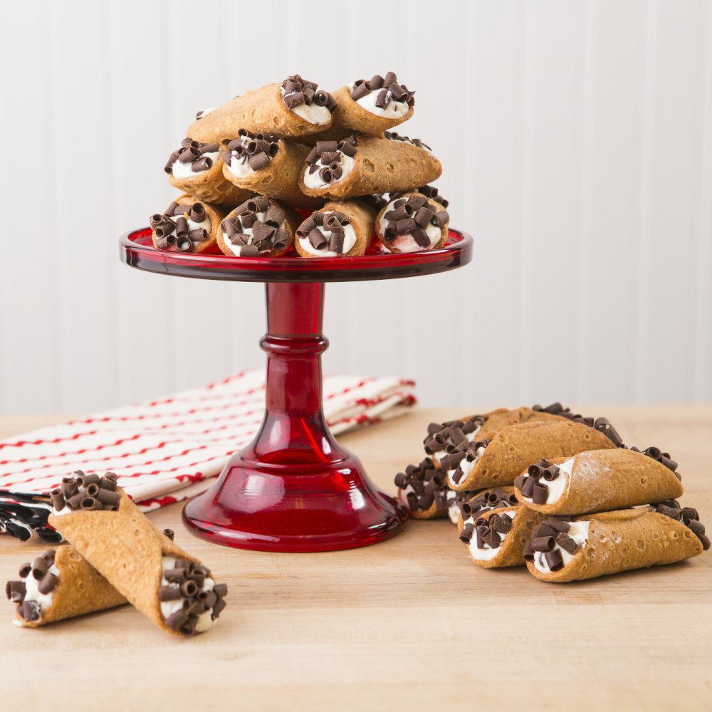 All we want for Christmas is cannolis. #holidaysweets