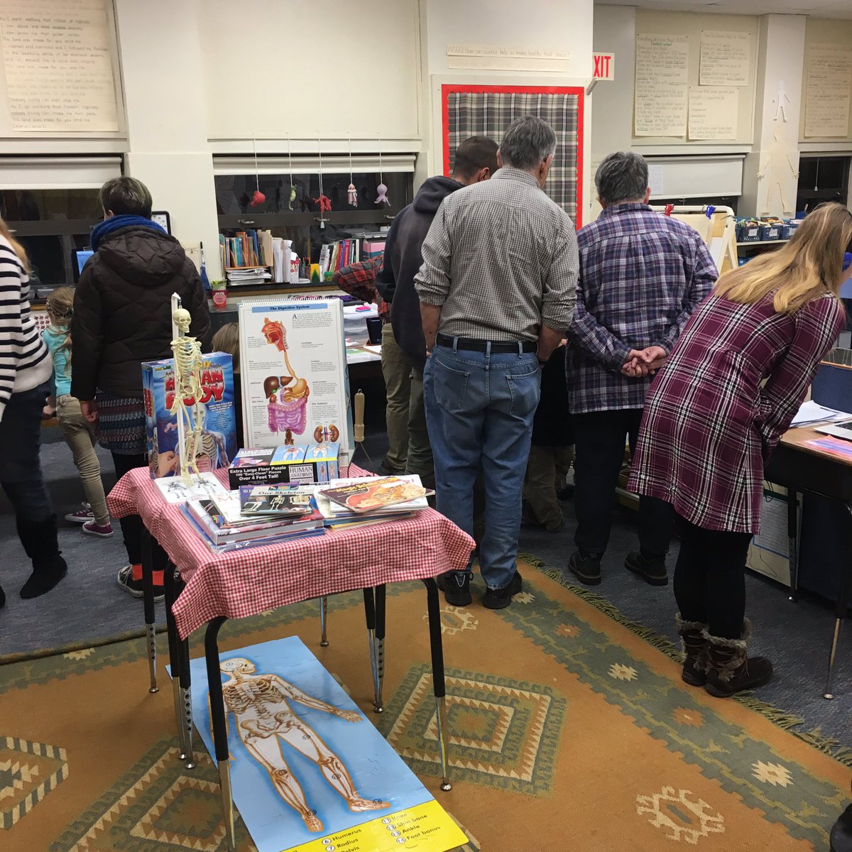 PeaksIslandES's tweet photo. What a successful #CleanPlate culmination tonight!! Kids are SO jazzed to share their work! @PORTLANDPUBLIC #allsystemsgo #PIESRising https://t.co/J8KJJn7Kny